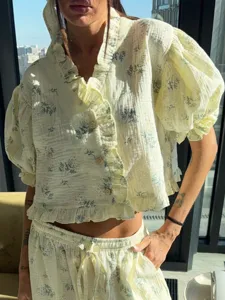 Casual two-piece floral gauze set with ruffled collar puff sleeve crop top and pants.