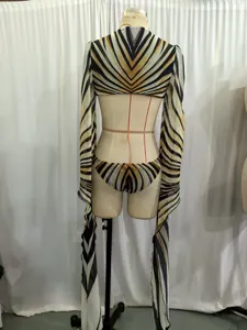 Dettaglio del set bikini da donna con stampa a righe astratte e maniche lunghe chic.