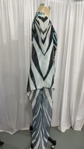 Dettaglio copricostume spiaggia donna estivo a righe in chiffon con motivo chevron.
