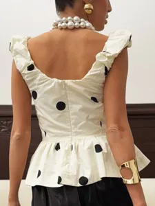 Top sans manches à volants et pois, vue détaillée montrant le dos, style élégant crème et noir.