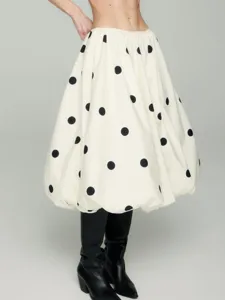 Jupe bulle blanche avec pois noirs vue de detail, design taille haute style de mode.