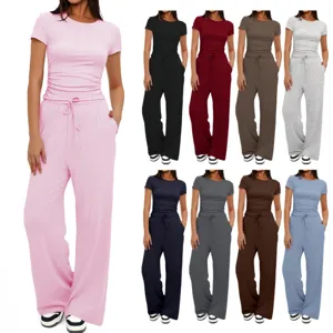 Ensemble décontracté pour femme haut manches courtes uni et pantalon large taille haute.