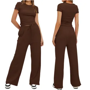 Ensemble décontracté unicolore avec haut à manches courtes et pantalon large taille haute.