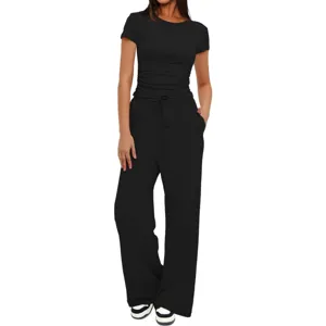 Ensemble de loisirs uni avec haut à manches courtes et pantalon large taille haute pour femme.