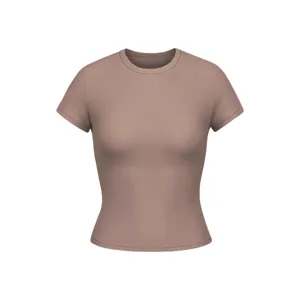 Βασικό γυναικείο στενό ελαστικό t-shirt με στρογγυλή λαιμόκοψη και μονόχρωμο.