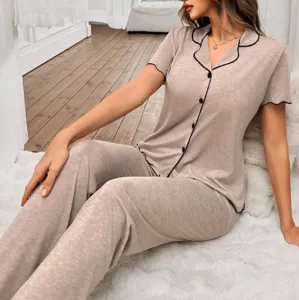 Bequemer Kurzarm Pyjama mit Kontrastpaspelierung, weiche Hausbekleidung im Zweiteiler.