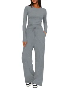 Vue détaillée de l'ensemble haut à manches longues et pantalon large gris en tissu doux.