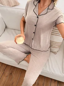 Detailansicht des gemütlichen Baumwoll-Pyjamasets mit Kontrastbändern und kurzen Ärmeln.