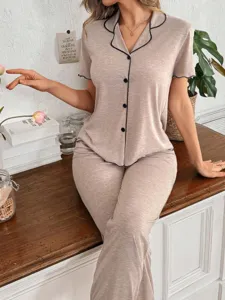 Detailansicht des kurzen Damen Pyjama-Sets mit feinen Kontrastbiesen und weichem Stoff.