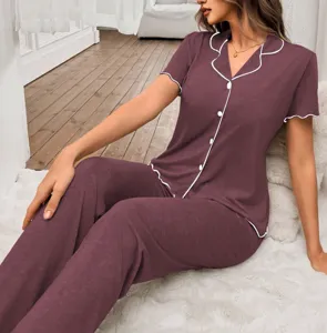 Bequemer Kurzarm Pyjama-Set mit schicken weißen Paspeln und passender Hose zum Relaxen.