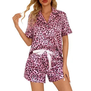 Vue détaillée d'un ensemble de pyjama en satin à imprimé léopard rose pour femme avec short.