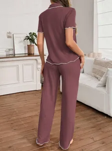 Gemütlicher Damen Pyjama aus Baumwolle mit feinen Kontrastkanten für gemütliche Nächte.