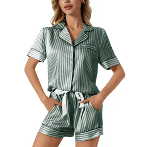 Gros plan sur la poche de pyjama en satin rayé vert et blanc et les boutons délicats.
