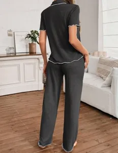 Dunkelgraues Kurzarm-Pyjama-Set fuer Damen mit feinen Wellensaum-Details und langer Hose.