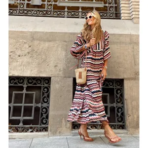 Vue de détail de la maxi robe à manches bouffantes imprimé chevron géométrique en extérieur.