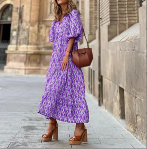 Vue détaillée de la robe midi violette à imprimé géométrique dans une scène de rue