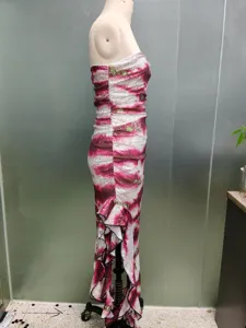 Vestido largo sin tirantes de lentejuelas, colorblock con volantes y abertura irregular.