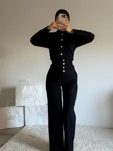 Schwarzes Langarm-Top und High-Waist-Hosen-Set mit goldenen Knöpfen für elegante Damen-Outfits.