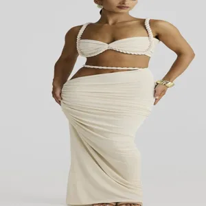 Beige-farbenes zweiteiliges Crop-Top und geraffter Rock Detail, eleganter Seildesign-Stil.