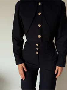 Schwarzer Damen Langarm Jacke und elegante hochtaillierte Hose Anzug Set Detailansicht.