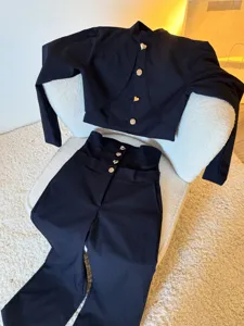 Schwarzes Set aus Stehkragen Langarmtop und hochgeschnittener gerader Hose Detail