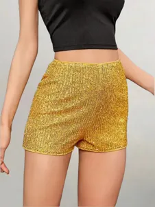 Short étincelant à paillettes dorées, taille moyenne, coupe ajustée, vue de détail.