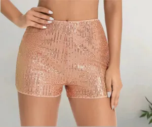 Vue de détail rapprochée de short court droit taille mi-haute à sequins dorés rose femme.