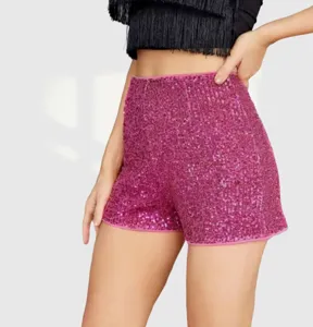 Gros plan detail sur un short femme rose a sequins brillants texture scintillante.