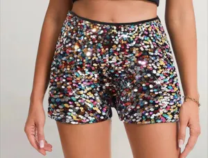 Vue détaillée de mini-short à sequins multicolores avec une surface brillante et élégante.