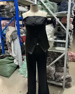 Detailaufnahme des schwarzen trägerlosen Oberteils mit passender Hose, modisches Set.