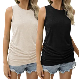 Detailansicht des ärmellosen Tanktops mit Seitenfalten und weicher Strickgewebestruktur.