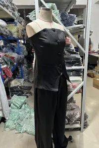 Schwarzes trägerloses Bustier-Top und Hosen-Set, minimalistisch elegantes Modedesign.