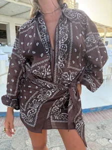 Καφέ paisley print resort σετ δύο τεμαχίων, φαρδιά ζακέτα και ασορτί φούστα.