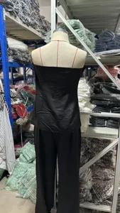 Damen schwarzes trägerloses Oberteil und Hosen Set, minimalistisches lässiges zweiteiliges Outfit.