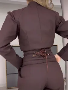 Braunes Stehkragen Langarm Top und High Waist gerade Hosen Set mit Rückenkorsett Detail.