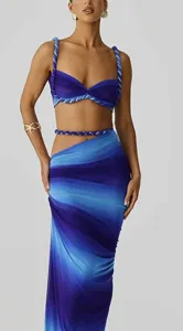 Blaues Verlaufs-Zweiteiler-Rockset, schickes Sommer-Modeoutfit mit gedrehten Trägern und Raffung.