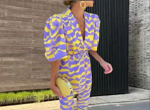 Conjunto de blazer de manga corta y pantalón acampanado con estampado abstracto retro.
