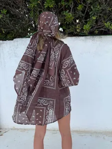 Λεπτομερής όψη της πλάτης της vintage καφέ paisley ζακέτας με ασορτί μαντήλι.