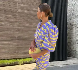 Conjunto elegante de blazer y pantalones con estampado abstracto morado y amarillo, moda.