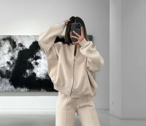 Vista detallada del conjunto de dos piezas liso con chaqueta de cremallera y pantalones.