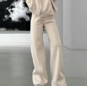Conjunto de chándal beige informal para mujer, con sudadera con cremallera y pantalón.