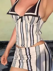 Schickes gestreiftes ärmelloses Halter Top und figurbetontes Rock Set für Damen im Herbst.