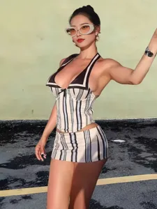 Moderne Damen gestreifter Halter Crop Top und Minirock zweiteiliges Outfit für Streetwear.