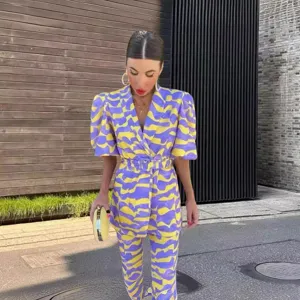 Conjunto de Blazer y Pantalones de Campana con Estampado Abstracto Vintage para Mujer Cuello en V Manga Media de Burbuja Traje con Cinturón Atuendo Casual