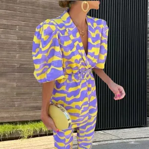 Conjunto de blazer y pantalones con estampado ondulado morado amarillo moda mujer elegante
