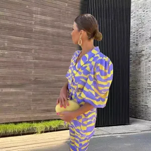Mujer morado amarillo estampado abstracto manga corta blazer traje moda atuendo principal