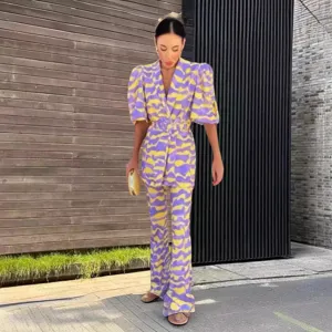 Conjunto de dos piezas de blazer con estampado abstracto y pantalon acampanado mujer