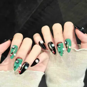 Handgefertigte Kunstnägel mit trendigen schwarzen 8er-Billardkugel 3D-Designs für edgy Streetstyle.