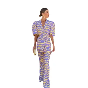 Conjunto de blazer de manga corta y pantalon acampanado estampado amarillo y violeta