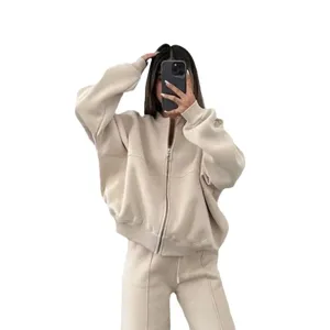 Conjunto deportivo casual de dos piezas de color liso con sudadera y pantalones.